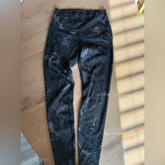 Nike Dri-FIT Gray Patterned Leggings - Picture 3 of 3